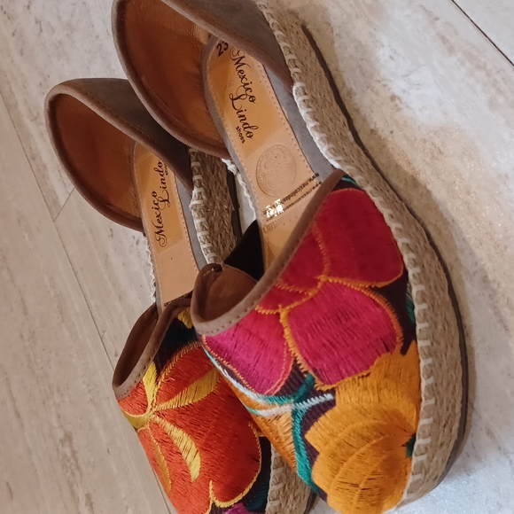 Stunning Mexico Lindo Floral Espadrilles - Picture 1 of 13